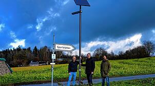 Das Bild zeigt (von links) Projektleiter Thomas Sauter (Energienatur), Bürgermeister Michael Schmitt und Patrick Kratt vom Bauamt der ...