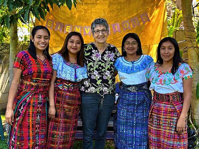 Maria Fritz (Mitte) und vier junge Frauen aus Guatemala, die ebenfalls „Maria“ heißen und in eine vom Kinderhilfswerk betreute Schule ...