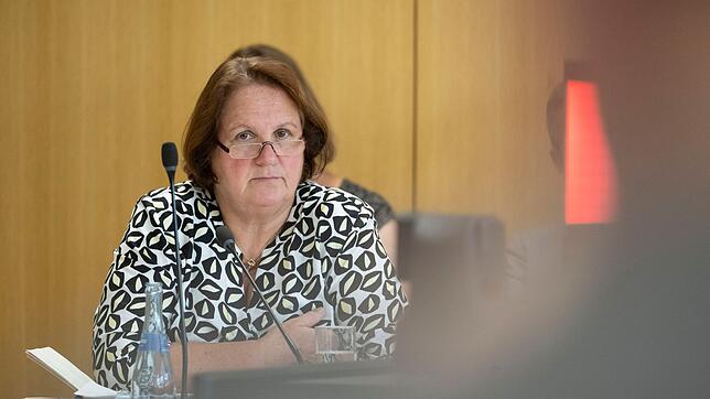 Kultusministerin Theresa Schopper muss sich nach Bekanntwerden einer Software-Panne im Bildungsausschuss des Landtags den Fragen stellen.