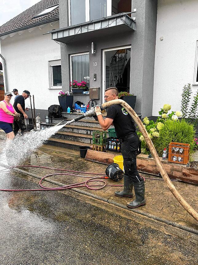 In Gondelsheim haben die Helfer Schlamm mit dem Wasserschlauch beseitigt.