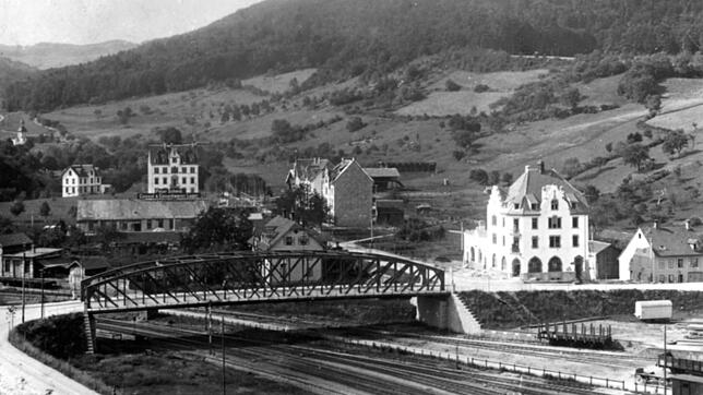 Die erste Brücke über die Gleisanlagen westlich des Waldshuter Bahnhofs wurde 1902 fertiggestellt. Die stählerne Konstruktion aus ...