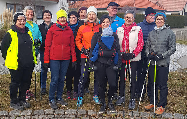 Die gut gelaunte Walking-Gruppe kurz vor dem Start der sechs Kilometer langen Strecke durch Owingen.