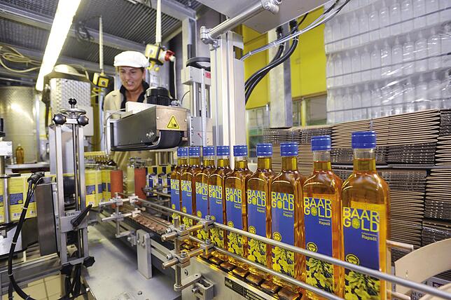 Bekenntnis zur Heimat: Kaltgepresstes Rapsöl wie das Baargold hat einen hohen Gehalt an Omega-3-Fettsäuren, die positiven Einfluss auf ...