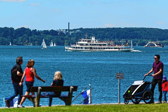 Uferpromenade von Meersburg, im Hintergrund ein Passagierschiff. Bilder: dpa