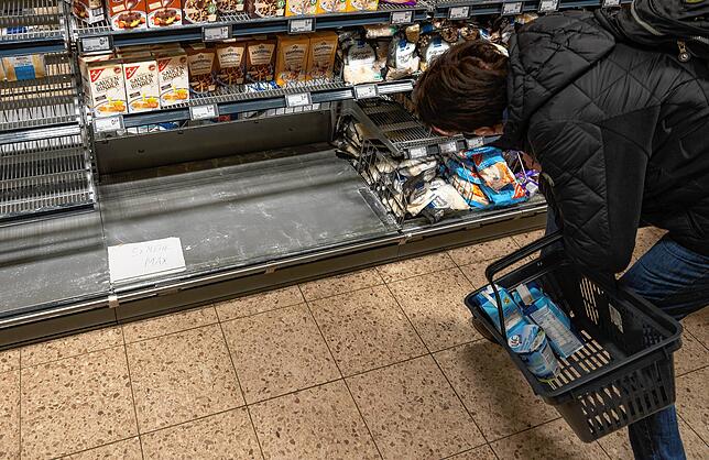 Wenn der Strom länger ausfällt, bleiben auch die Regale im Supermarkt leer – denn auch die Lebensmittelproduktion braucht Energie.