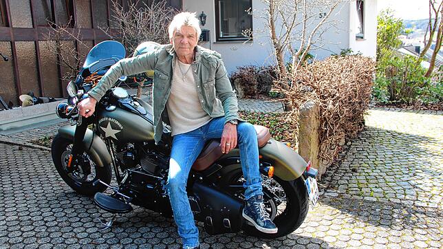 Matthias Reim liebt es, mit seiner Harley entlang des Bodensees zu fahren. Bild: Nicola Westphal