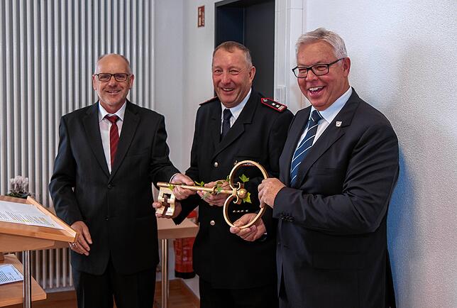 Einer der Höhepunkte in der Amtszeit: Die Übergabe des Feuerwehrhauses 2019 durch Architekt Wolfgang Schweikart (links) an den damaligen ...