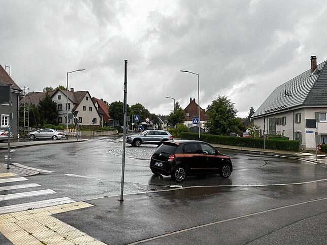 Es ist 17.50 Uhr am Kreisel in Marbach. Die Verkehrslage ist entspannt trotz Absperrung der Schaffhauser Straße.