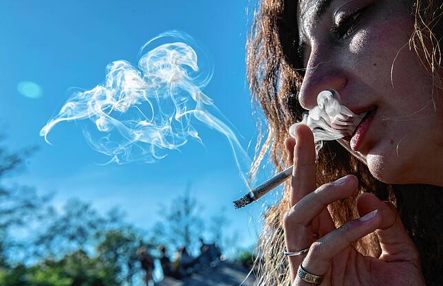 Wer draußen beim Rauchen eines Joints angetroffen wird, muss mit Nachfragen rechnen.