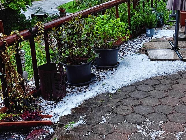 Hagel nach dem Unwetter vom 16. Mai 2024 in Mühlingen.