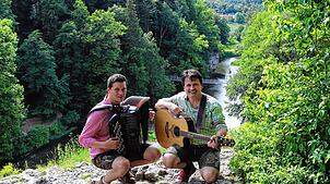 Das Duo Soltero wurde 2013 gegründet. Kille (rechts) tritt mit verschiedenen Mit-Musikern auf, hier ist es Anton Schäfer aus Vorarlberg. ...