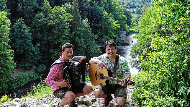 Das Duo Soltero wurde 2013 gegründet. Kille (rechts) tritt mit verschiedenen Mit-Musikern auf, hier ist es Anton Schäfer aus Vorarlberg. ...