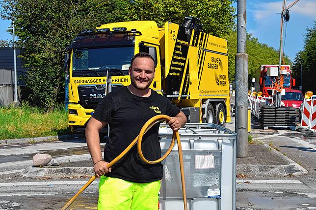 Für Patrick Schatz muss die Arbeit trotz der großen Hitze an der B34-Baustelle in Bad Säckingen weitergehen.