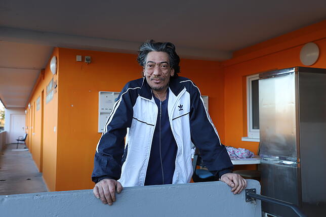 Sami Ferjani. Rechts sein Kühlschrank, der vor dem Appartement steht.