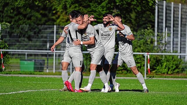 Der TSV Singen jubelt: Rene Greuter erzielt das 1:0. Am Ende besiegt der Bezirksligist den Landesligisten FC Furtwangen mit 5:0.