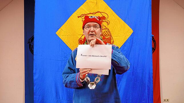 Poppele Zunftmeister Stephan Glunk verkündet in der digitalen Martini-Sitzung das neue Fasnachtsmotto: &bdquo;Fasnet &ndash; mit Abstand ...