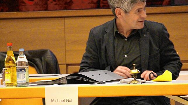 CDU-Fraktionssprecher Michael Gut auf dem Platz des Bürgermeisters? Ja, er hat ihn vertreten.