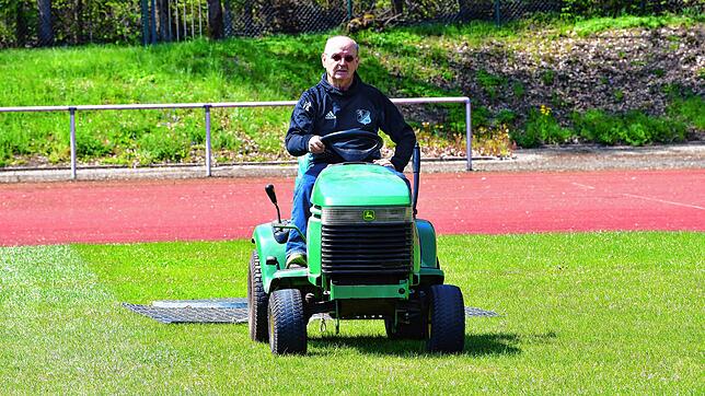 Chef im Stadion: Jürgen Lonardoni (73) aus Grunholz ist seit vielen Jahren als Platzwart im Waldstadion Laufenburg für die Spielfelder ...