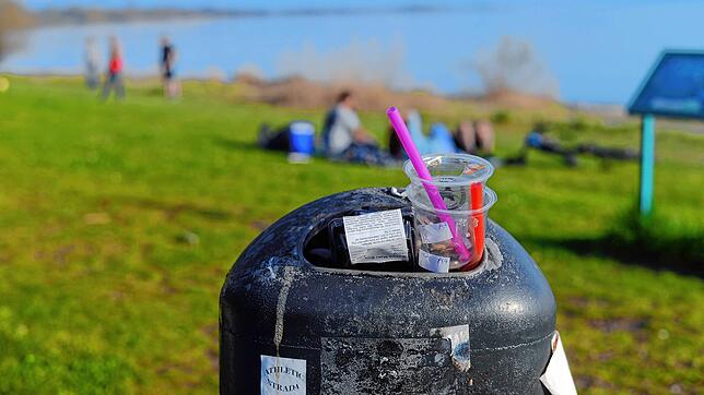Per Allgemeinverfügung erlässt der Landkreis an verschiedenen Orten erneut ein Alkoholverbot. Die Aufnahme stammt vom Gründonnerstag ...