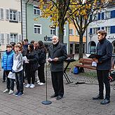 Die Protagonisten des diesjährigen Volkstrauertages: (von links) Schüler der Gerhard-Thielcke-Realschule, die beiden Pfarrer Heinz Vogel ...