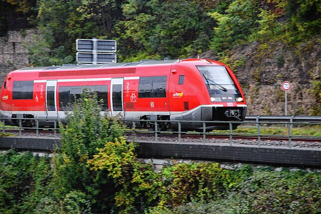 Noch zuckelt die Bahn fast nur für Schüler durchs Wutachtal. Mit der Fahrplanumstellung im Dezember 2023 soll die Bahn zwischen Waldshut ...