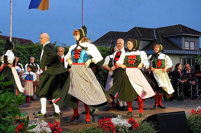 Die Röcke fliegen: Die Klettgauer Heimattracht ist beim Heimatabend Stammgast und wie immer eine Augenweide.