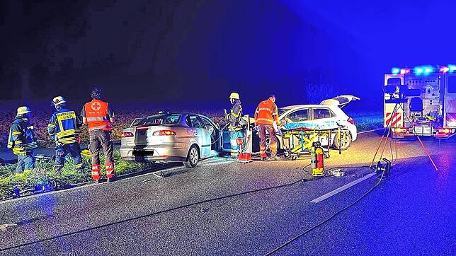 Bei dem Unfall am Samstagabend auf der Bundesstraße 33 zwischen Stadel und Bitzenhofern sind ein 24-Jähriger und ein 40-Jähriger schwer ...