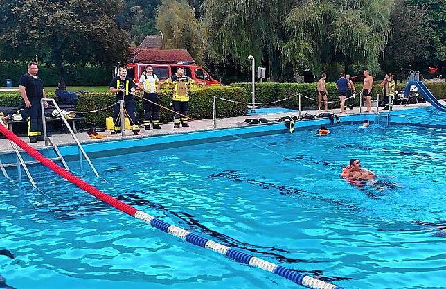 Eigensicherung gehe immer vor Menschenrettung: Wichtig, mit Schwimmweste und gesichertem Seil Menschen aus dem Wasser ziehen.