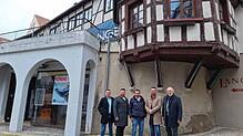 Unter dem Erker des früheren Café Platz stehen Vitali Papst (von links), Petar Pilipovic, Architekt Jens Künstle, Eugen Gutbrot und ...