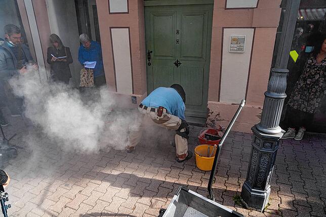 In der Gerberstraße kommt schweres Gerät zum Einsatz, um den Straßenbelag zu lösen.