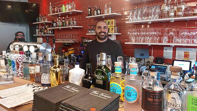 Denis Sobaci hinter der Theke im Tonic.