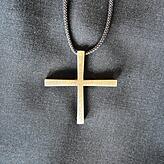 Das Heilige Kreuz der Gemeinschaft der Barmherzigen Schwestern. Die Frauen des Ordens sind durch die Kreuzkette erkenntlich.