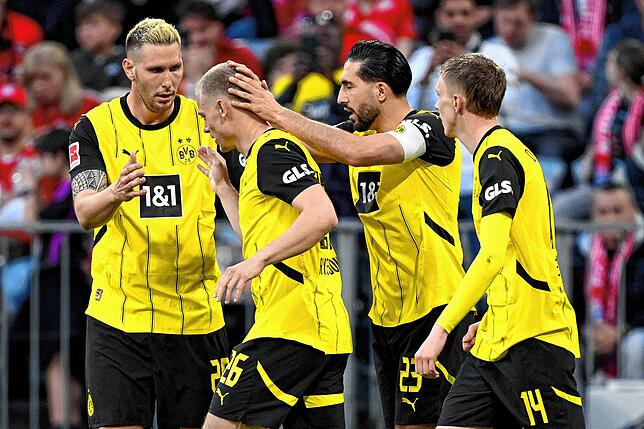 Dortmunds Maximilian Beier (r) bejubelt sein Tor zum 0:1 mit Niklas Süle (l-r), Julian Ryerson und Emre Can.