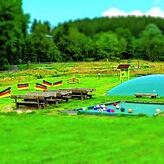 Die Anlage mit Fußballgolf, Fußballbillard und Hüpfkissen im Spaßpark.