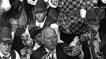 Landes-Umweltminister Erwin Vetter (unten Mitte) kam trotz Absage der Narrengerichtsverhandlung im Jahr 1991 dann 1992 als Beklagter ...