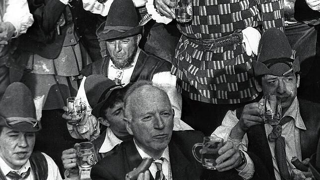 Landes-Umweltminister Erwin Vetter (unten Mitte) kam trotz Absage der Narrengerichtsverhandlung im Jahr 1991 dann 1992 als Beklagter ...