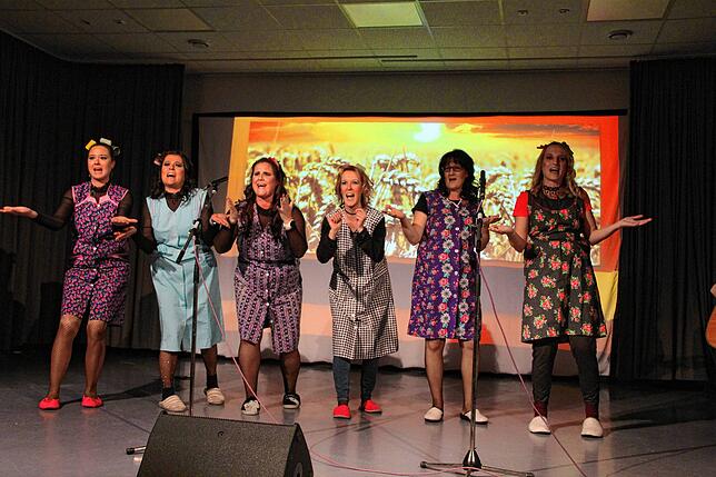 Was schlummernde Hefe beim Erwachen mit den Körperformen anstellt, erklären Tanja Kuhlemann, Sandra Sulzmann, Sina Knackmuß, Simone ...