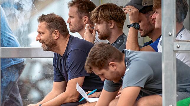 Zuversichtlich: Trainer Werner Gottschling (links) und Sportchef Stefan Hilpüsch (hinten) setzen den Umbruch mit den jungen Talenten des ...