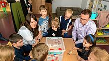 Im Bild Alexandra Waimer, Leiterin der Kita, sowie Staatssekretär Volker Schebesta mit Kindern. Bild: Stiftung Kinder forschen