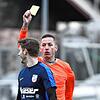 Schiedsrichter Sven Pacher (hinten) zeigt Saban Ljimani die Gelbe Karte. Die Mecker-Regel hat fortan in allen Spielklassen Bestand. ...