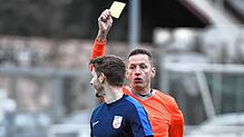 Schiedsrichter Sven Pacher (hinten) zeigt Saban Ljimani die Gelbe Karte. Die Mecker-Regel hat fortan in allen Spielklassen Bestand. ...