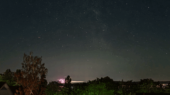 Andreas Hellmer nimmt in der Nacht von Samstag, 10. August, auf Sonntag, 11. August, den Perseidenstrom, Flugzeuge, Satelliten und das ...