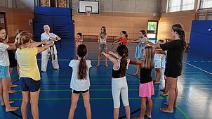 Auch die Mädchen sind mit Feuereifer dabei, einiges vom Karate kennenzulernen. Bild:  Stefan Kurczynski