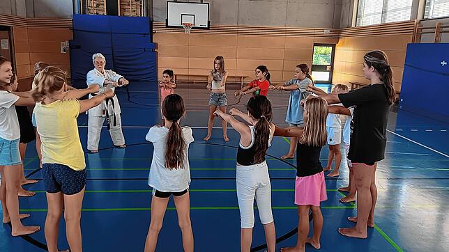 Auch die Mädchen sind mit Feuereifer dabei, einiges vom Karate kennenzulernen. Bild:  Stefan Kurczynski
