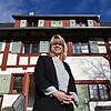 Karin Müller vor dem Rathaus in Deisendorf. Inzwischen ist sie in ihrer zweiten Amtszeit als Ortsvorsteherin. Wenn sie sich nicht gerade ...