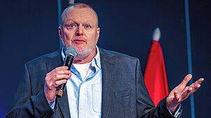 Stefan Raab (58) ist gelernter Metzger. Bekannt wurde er in den 90er-Jahren als Moderator beim Musiksender Viva, später bei ProSieben. ...
