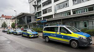 Polizeifahrzeuge stehen vor dem Landratsamt.