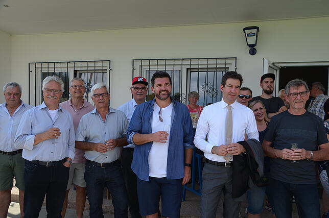 Gemeinde- und Ortschaftsräte um Oberbürgermeister Erik Pauly (Zweiter von rechts) beim Einweihungsfest auf dem Aasener Sportplatz.