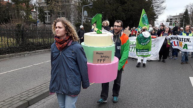 Eine Torte zum ersten Geburtstag hat die Bewegung von „Extinction Rebellion“ bekommen.