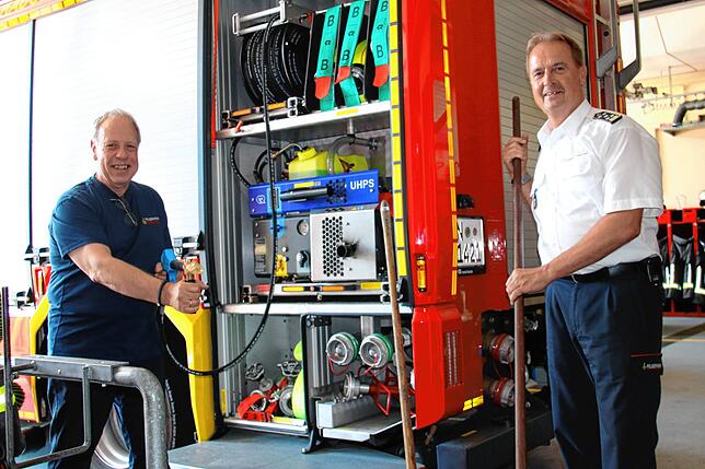 Joachim Strate, Pressesprecher der Feuerwehr Radolfzell, und Helmut Richter, Feuerwehrkommandant, zeigen die Technik, mit der ...
